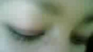 Dana DeArmond dulkina jauną lotynę ant sofos - 2022-02-20 08:36:06